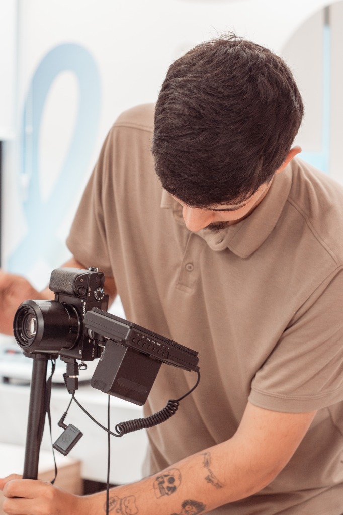 Profissional com câmera de cinema em gravação